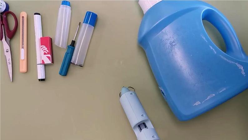 小学劳动教育 二年级下册 活动《塑料瓶巧变小喷壶》(第二课时)课件01