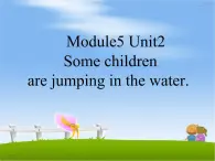 外研版一起小学英语六下《Module 5Unit 2 Some children are jumping in the water.》PPT课件