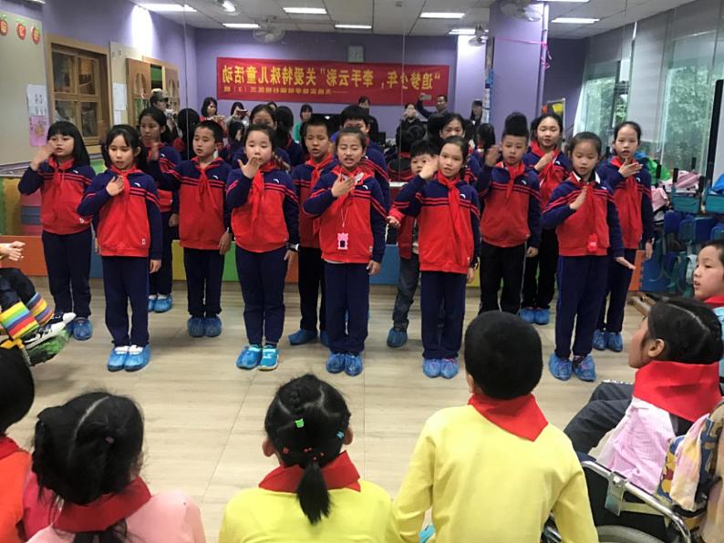小学道德与法治人教版(部编)三年级下册 10爱心的传递者 2 课件03