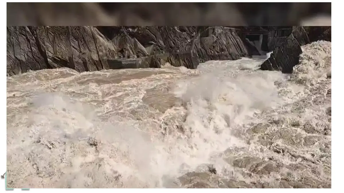 岭南版（2025秋）二年级上册美术第四单元第16课《同饮一江之水》课件第3页