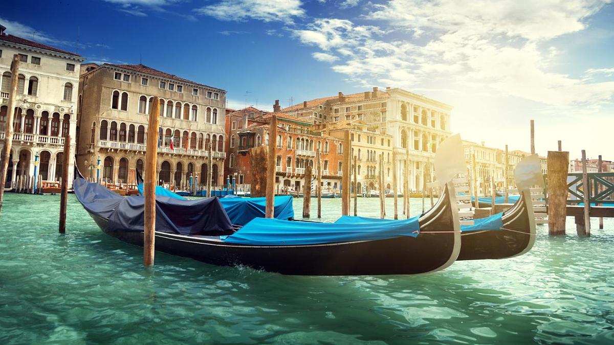 新统编版小学语文五下 7-18《威尼斯的小艇》教学课件（第一课时）第2页