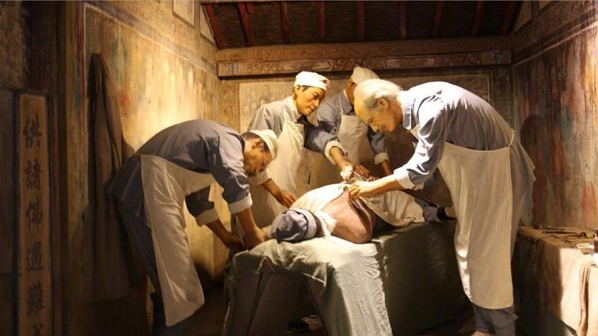 统编版语文三年级上册25 手术台就是阵地 课件第2页