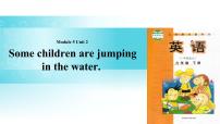 小学外研版 (一年级起点)Unit 2 Some children are jumping in the water.课文内容ppt课件