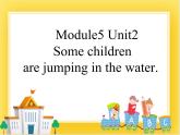 外研版（一起）英语六年级下册课件 《Module 5Unit 2 Some children are jumping in the water.》