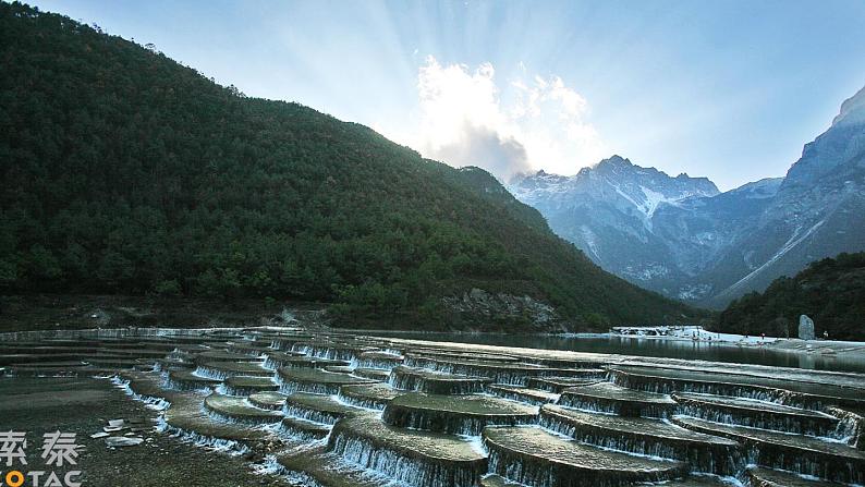 部编版八年级语文下册课件---一滴水经过丽江02