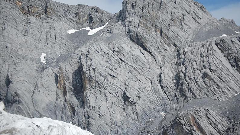 2022年人教部编版语文八年级下册8 时间的脚印课件06