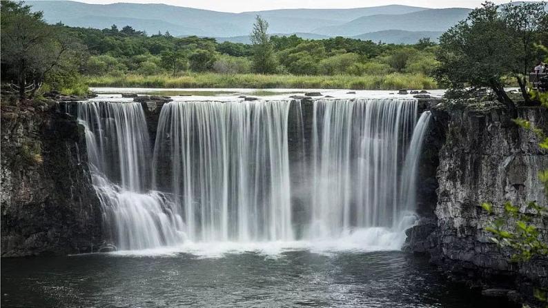 2023七年级语文下册第5单元18紫藤萝瀑布第1课时课件（部编版）第1页