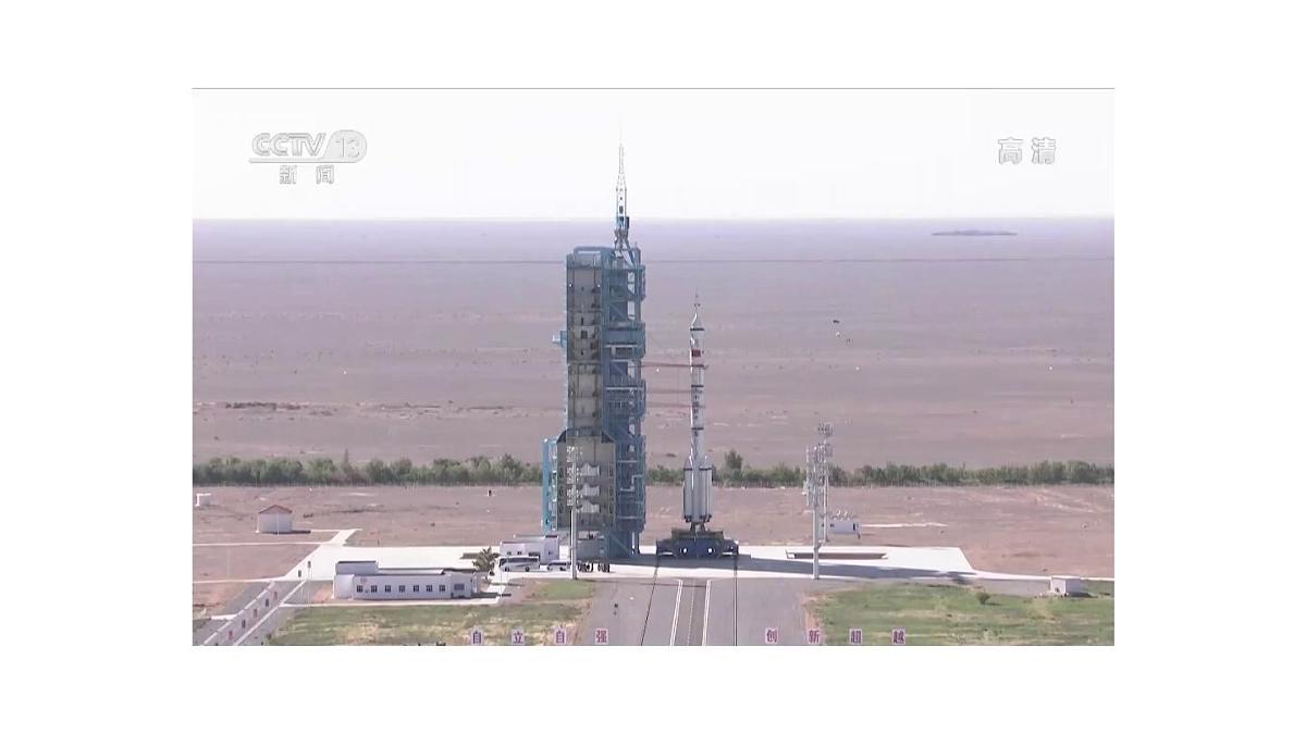 2 《中国人首次进入自己的空间站》第3页
